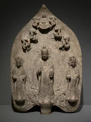 Stèle votive avec une triade bouddhiste. Chine du Nord, dynastie Wei orientale
