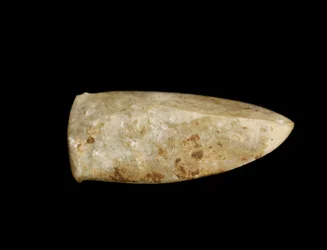 Amulette en forme de langue de cigale