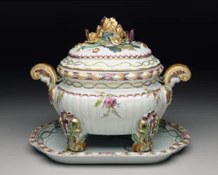 Soupière sur pied, vers 1775