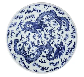 Assiette blanche et bleue avec deux dragons à quatre griffes et des flammes et nuages stylisés, 1662-1722