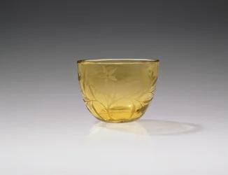 Coupe à vin, période Yongzheng, 1723-35 (verre jaune)