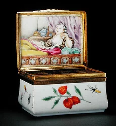 Une tabatière armoriée (porcelaine)