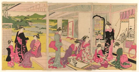 Femmes regardant des peintures en rouleau des dieux de la bonne fortune