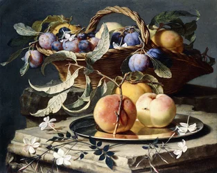 Pêches et prunes dans un panier en osier, pêches sur un plat en argent et narcisses sur des socles en pierre