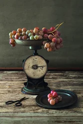 Raisins rustiques sur une balance