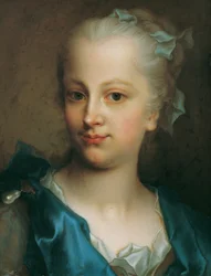 Fille en robe bleue