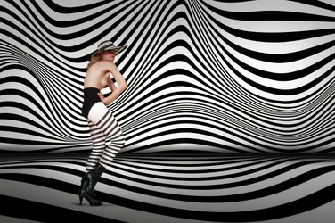 Personnage aux rayures audacieuses