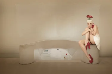 Femme audacieuse, fleurs rouges