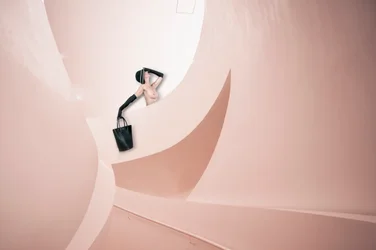 Une silhouette chic aux courbes architecturales