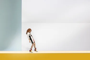 Une pose de mode haute en couleur