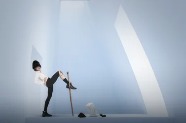 Figure conceptuelle dans une pose saisissante