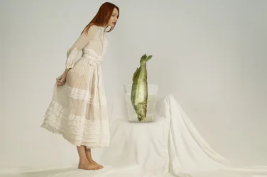 La femme curieuse et le poisson