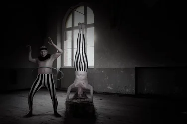 Handstand « Dark Circus »