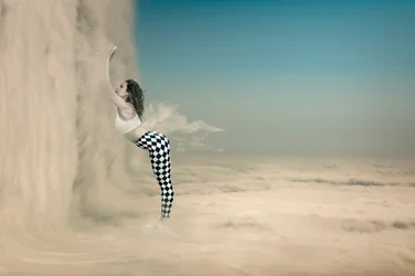 La femme de mes rêves parmi les nuages
