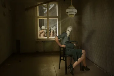La femme au masque à gaz inquiétante