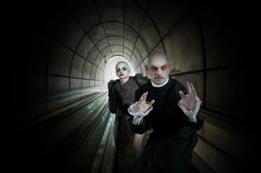Des silhouettes inquiétantes dans le tunnel