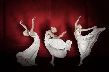 Danseuses élégantes sur scène rouge