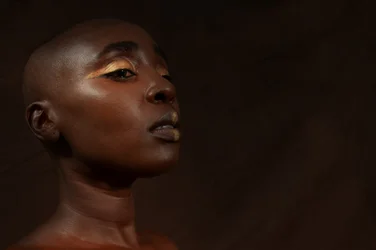 Une femme élégante aux cheveux dorés