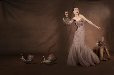 Une femme élégante avec des escargots
