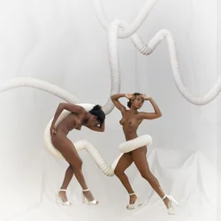 Figures entrelacées, tubes blancs