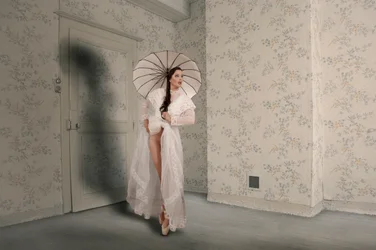Danseuse éthérée avec un parapluie
