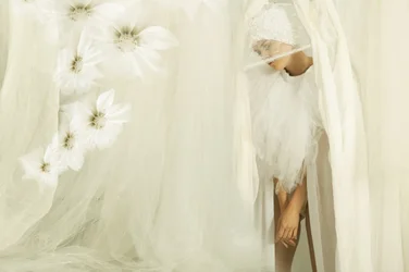 Femme éthérée aux fleurs blanches