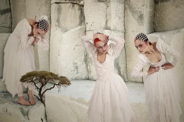 Des femmes éthérées en blanc