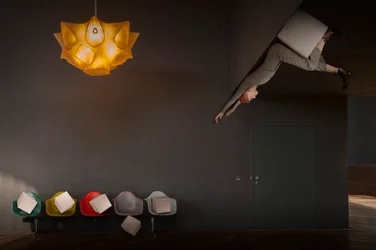 Une femme qui défie la gravité