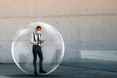 Un homme dans sa bulle sociale