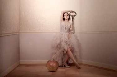 La femme mystérieuse et la touche Pomme