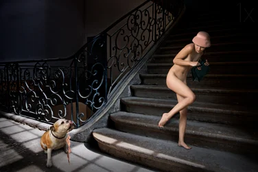 Femme nue dans un escalier sombre