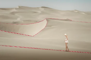 Marche dans le désert « Red Ribbon »