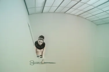 Collier à volants avec des ciseaux