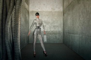Une femme élégante et futuriste