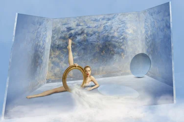Danseuse surréaliste dans les nuages