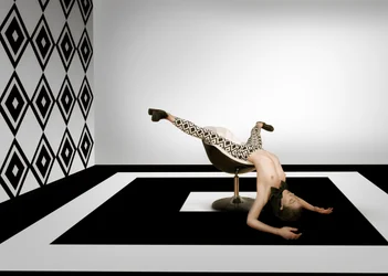 Une pose géométrique surréaliste