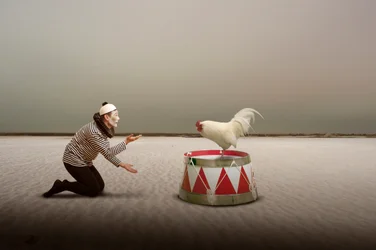 Mime surréaliste et coq