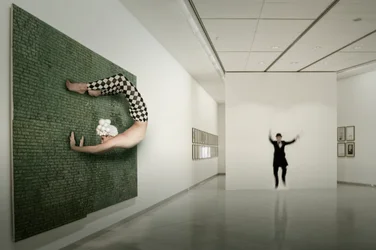 Artiste de scène au Musée surréaliste