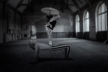 Acrobates de la « Surreal Room »