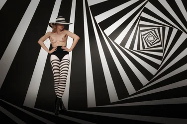 Femme surréaliste à rayures