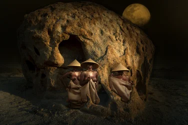 Femmes tribales sous la lune
