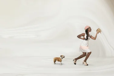 Une femme fantaisiste et son chien