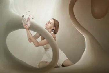 Une femme tenant une lampe