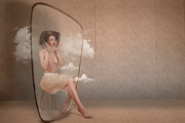 Une femme dans une bulle de nuages
