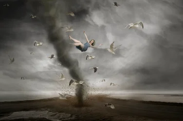 Une femme prise dans une tornade