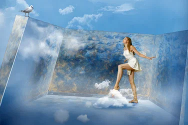 Une femme marchant sur les nuages