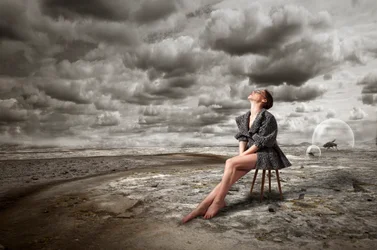 Une femme dans une désolation surréaliste