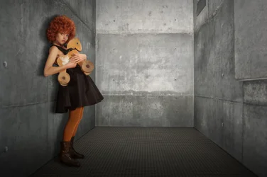 La jeune fille et la pièce en béton