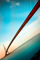Un ciel moderne et éclatant au-dessus du pont