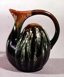 Cruche à dos de chameau, Linthorpe, par Christopher Dresser (1834-1904)